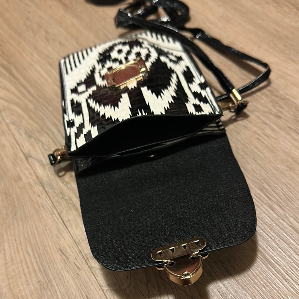 Chic Black and White Patterned Clutch - Picture 5 of 5